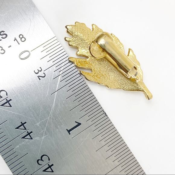 Vintage Gold Tone Leaf Clip On Earrings - Picture 3 of 3